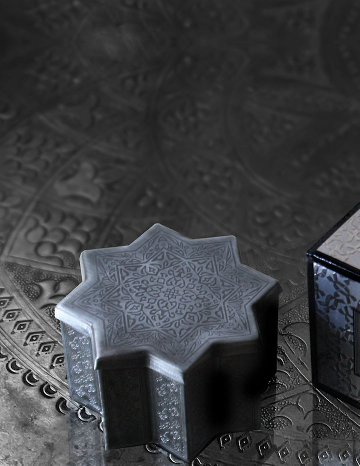 Kajal Treasure Box Silver eight-pointed star metal flacon detail on engraved tray